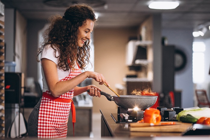 depois-de-fazer-a-blefaroplastia-posso-cozinhar -Foto: Freepik