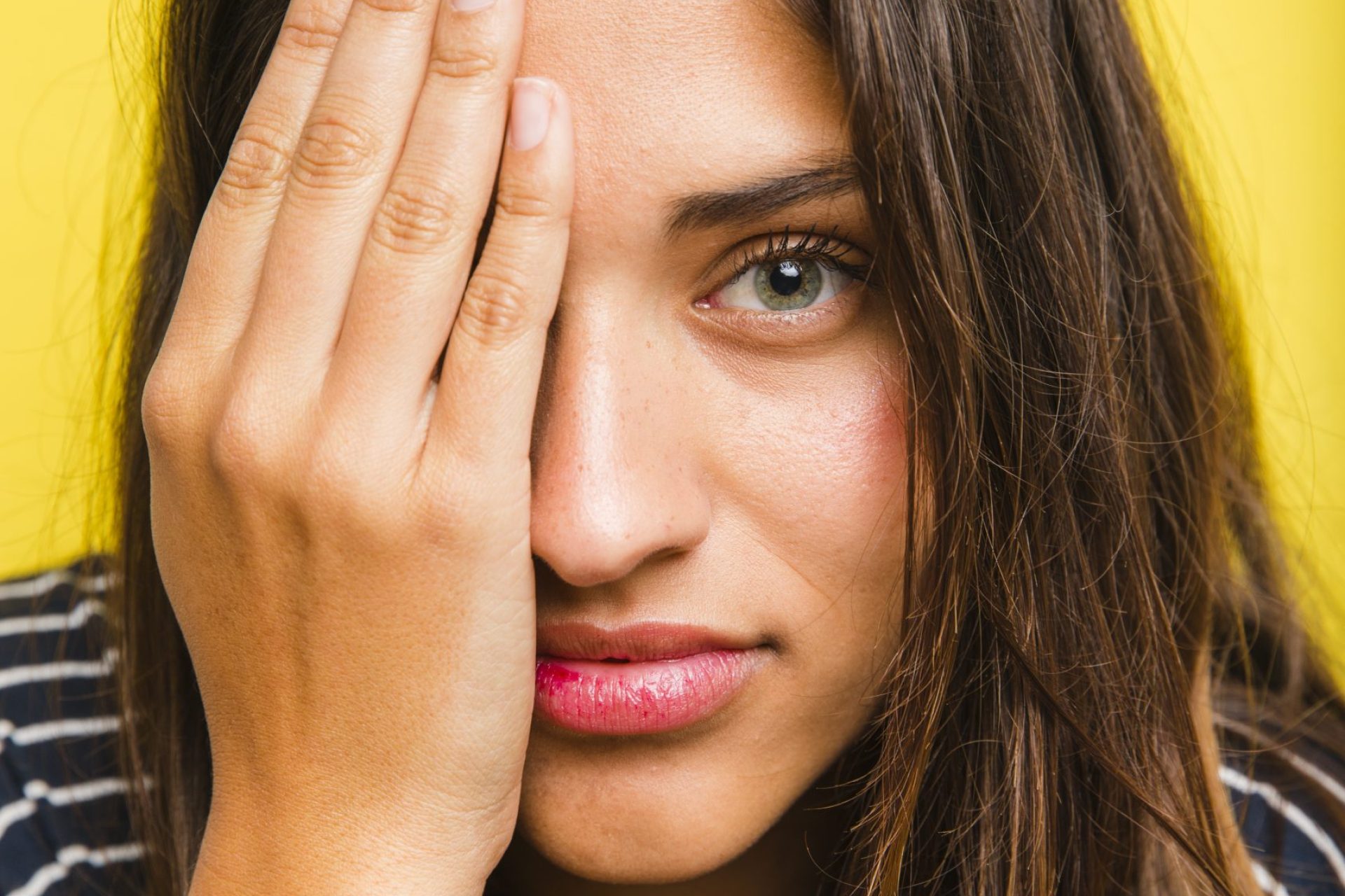 Blefaroplastia_mulher_olhando