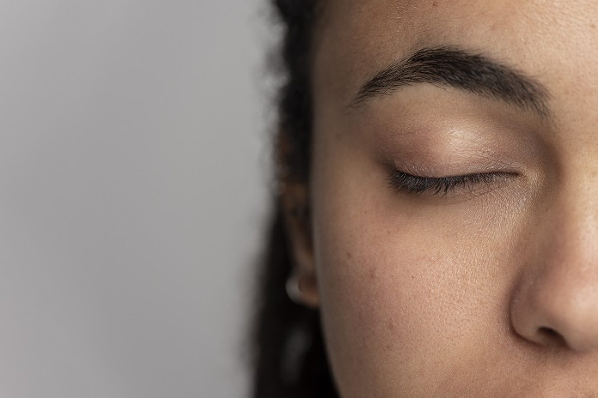 olhos-fechados-nas-fotos-blefaroplastia Foto Freepik